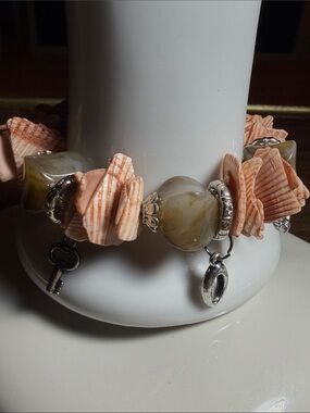 Vintage stretch boho-style bracelet. Pink shells, brown stones, pendants
